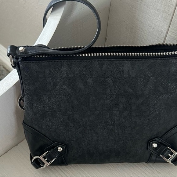 MICHAEL KORS Fallon Medium
Logo Jacquard Messenger Bag Black - Picture 2 of 5
